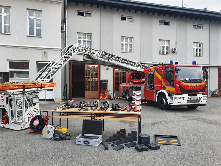 Slika /slike/Primopredaja vatrogasnog vozila Zagreb (1).jpg